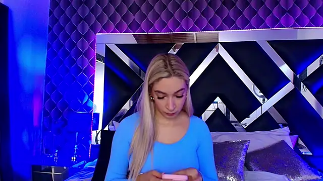 victoriaa lee  online show from October 12, 2025, 7:04 pm