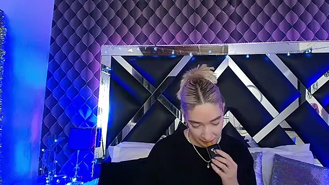 victoriaa lee  online show from March 2, 2026, 7:43 pm