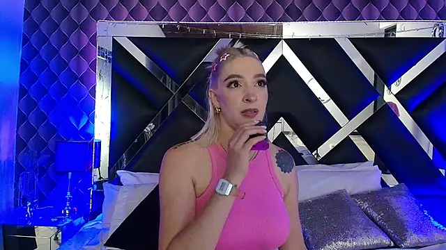 victoriaa lee  online show from February 12, 2026, 8:30 pm