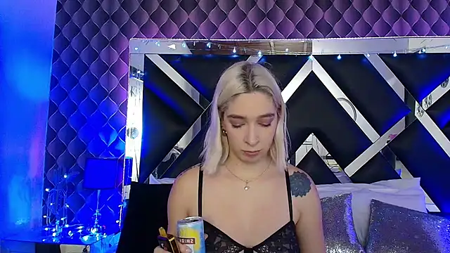 victoriaa lee  online show from March 7, 2026, 7:41 pm