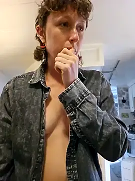 mossy kiss online show from December 16, 2024, 3:54 pm