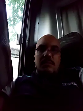 RobertoBuzios22 online show from November 13, 2025, 8:57 pm