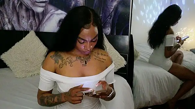 Snapshot of emely_brandon chatting on February 14, 2026, 12:33 am emely brandon online show from February 14, 2026, 12:33 am