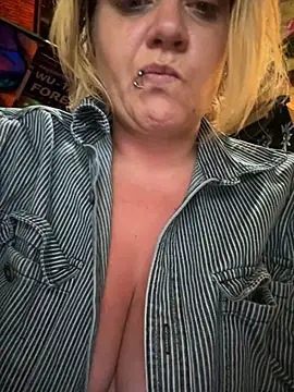 TrashleyRosebud online show from November 3, 2025, 12:53 pm