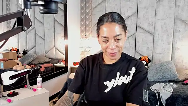 NiicolleMiller online show from October 17, 2025, 12:29 pm