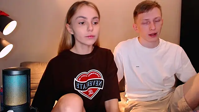 juliaanddima online show from October 27, 2025, 10:54 pm