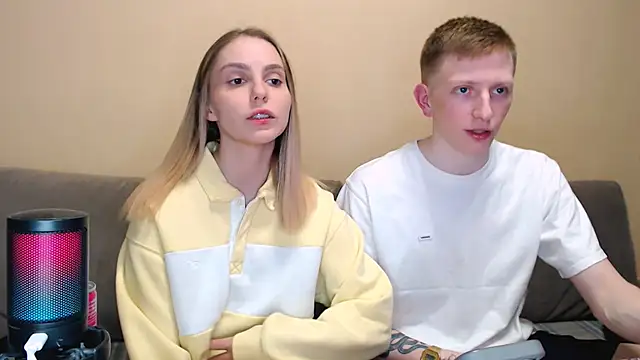 juliaanddima online show from April 19, 2026, 9:39 pm