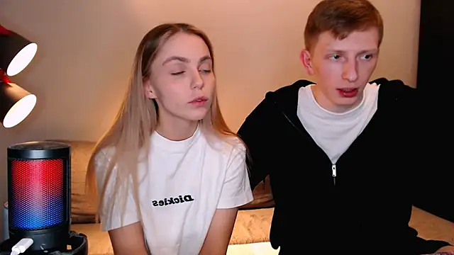 juliaanddima online show from November 21, 2025, 9:25 pm