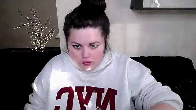 Snapshot of Emily_Mo chatting on November 4, 2025, 6:28 am Emily Mo online show from November 4, 2025, 6:28 am