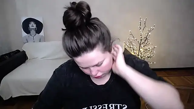 Emily Mo online show from May 20, 2026, 7:49 am