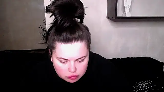 Snapshot of Emily_Mo chatting on October 13, 2025, 5:20 am Emily Mo online show from October 13, 2025, 5:20 am