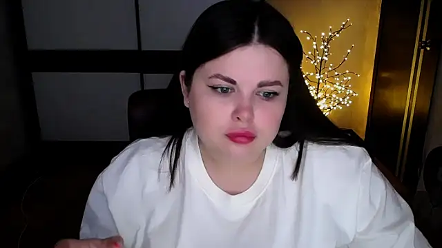 Snapshot of Emily_Mo chatting on July 8, 2026, 6:14 am Emily Mo online show from July 8, 2026, 6:14 am