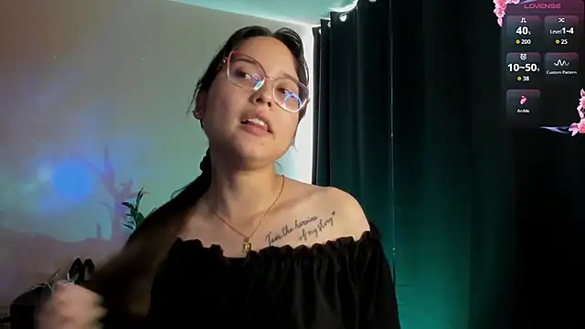 Snapshot of shantalc3rezo chatting on February 4, 2026, 7:53 pm shantalc3rezo online show from February 4, 2026, 7:53 pm