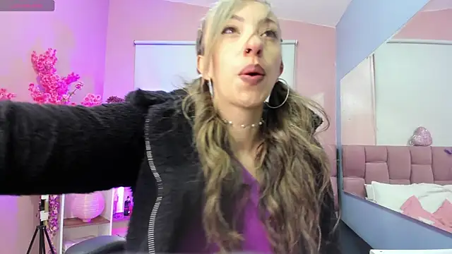 Snapshot of mia_thompsonn_ chatting on December 3, 2025, 1:54 pm mia thompsonn online show from December 3, 2025, 1:54 pm