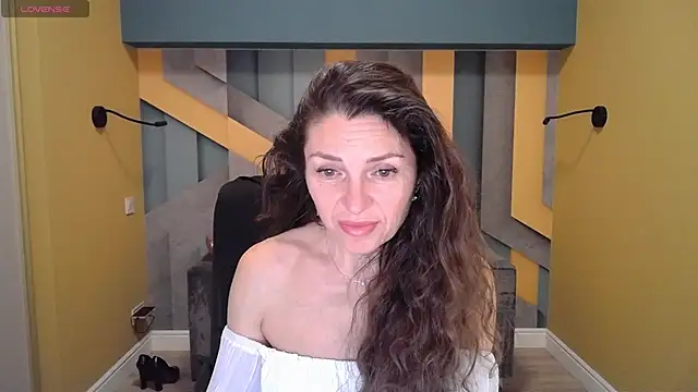 Snapshot of EllaLong chatting on January 17, 2025, 12:31 pm EllaLong online show from January 17, 2025, 12:31 pm