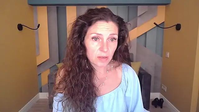 Snapshot of EllaLong chatting on June 6, 2026, 11:26 am EllaLong online show from June 6, 2026, 11:26 am