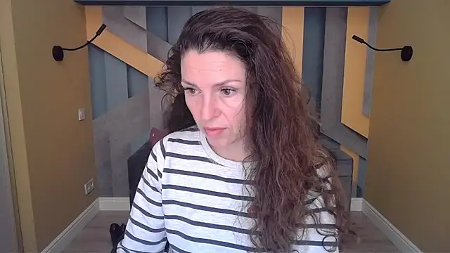 EllaLong online show from December 3, 2025, 12:26 pm