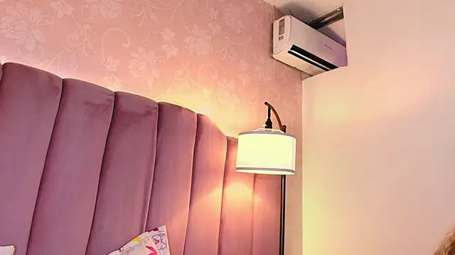 NaiaGils online show from February 24, 2026, 7:48 pm