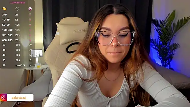 dakottaa  online show from November 11, 2025, 11:42 pm