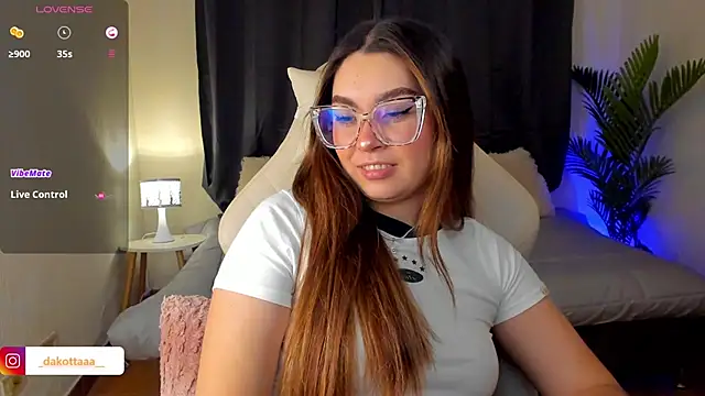 dakottaa  online show from October 23, 2025, 11:36 pm