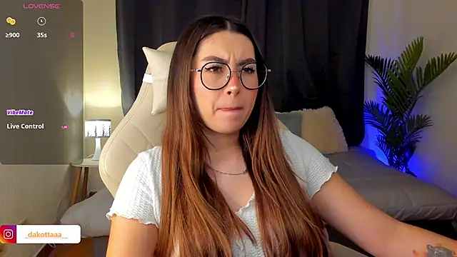 dakottaa  online show from October 9, 2025, 11:05 pm