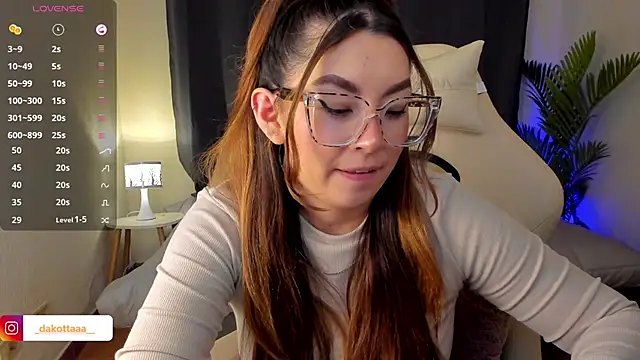 dakottaa  online show from October 22, 2025, 11:25 pm