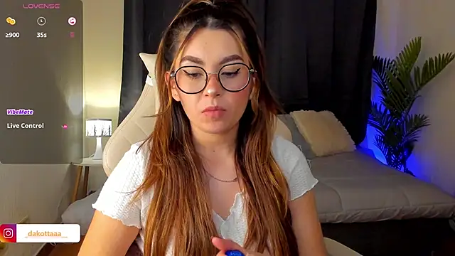 dakottaa  online show from September 25, 2025, 11:33 pm