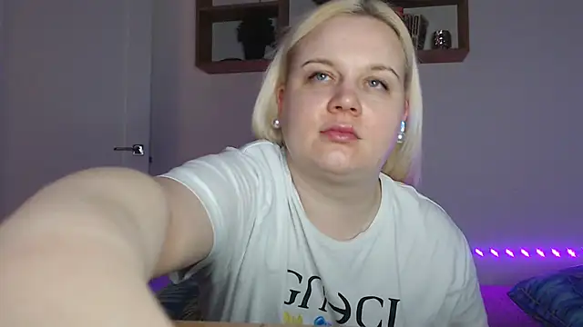 Karolina love  online show from February 17, 2026, 1:03 am