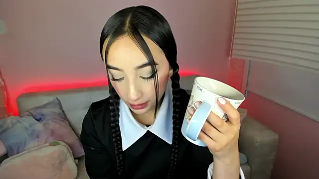 tinysara online show from April 13, 2026, 4:22 pm