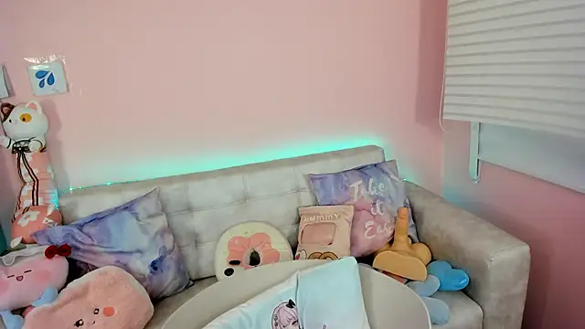 tinysara online show from November 14, 2025, 4:32 pm