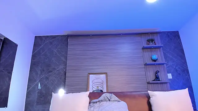 charlottewhitte online show from November 6, 2025, 11:36 am