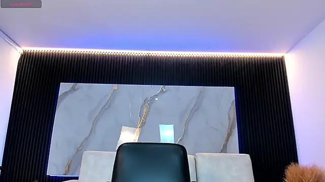 charlottewhitte online show from October 22, 2025, 11:42 am