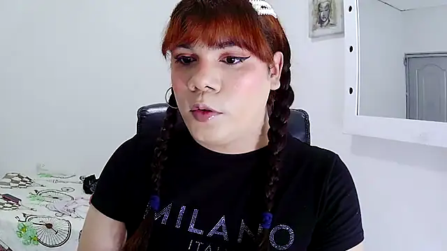 Snapshot of Violetacam_05 chatting on December 22, 2025, 1:17 am Violetacam 05 online show from December 22, 2025, 1:17 am