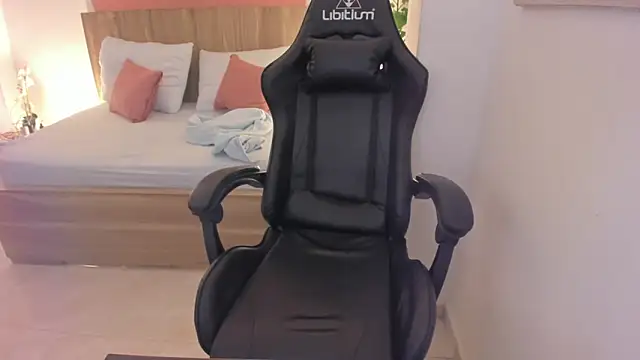 izaro22 online show from March 21, 2025, 8:28 am