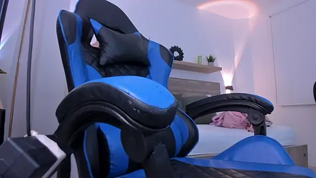 izaro22 online show from December 18, 2025, 1:04 pm