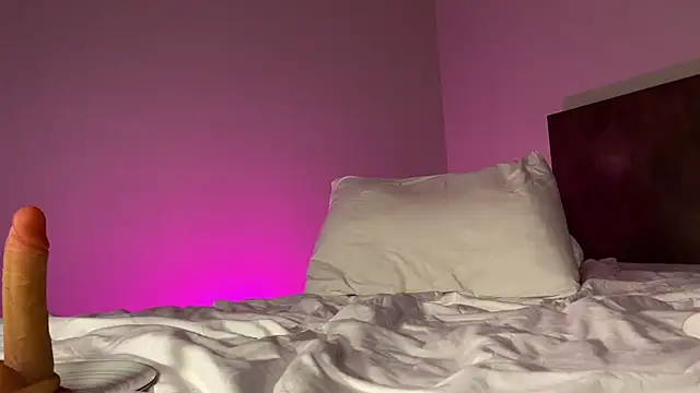 Pi-x-ie online show from April 7, 2026, 7:26 pm