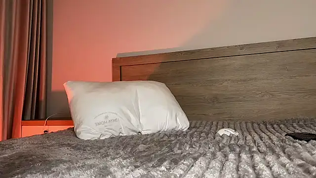 Pi-x-ie online show from April 26, 2026, 5:43 pm