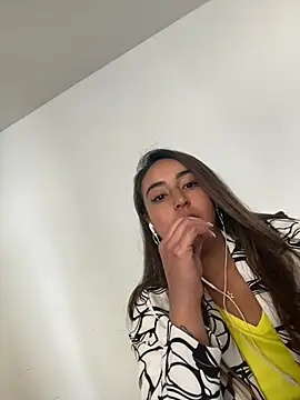 Vaiolet a online show from July 3, 2026, 3:29 pm