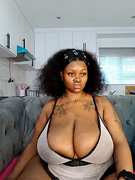 Snapshot of Yung-Missy chatting on February 3, 2026, 5:27 am Yung-Missy online show from February 3, 2026, 5:27 am