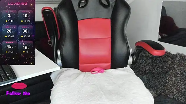 natasha logan  online show from November 3, 2025, 4:07 am