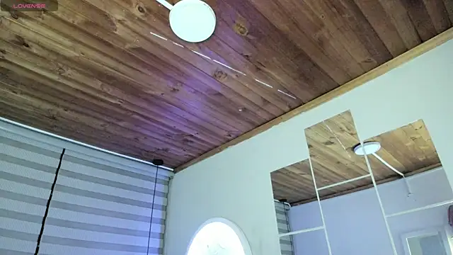 natasha logan  online show from September 30, 2025, 4:07 am