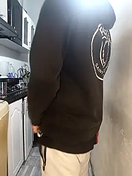 Snapshot of catire2323 chatting on December 4, 2025, 1:04 am catire2323 online show from December 4, 2025, 1:04 am