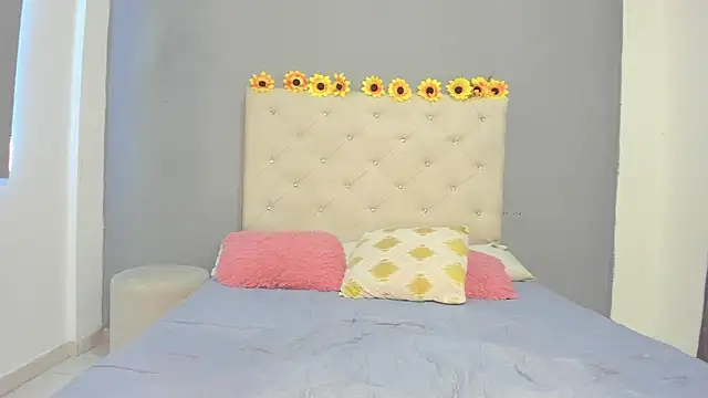 violetasimonz online show from March 15, 2025, 4:54 pm