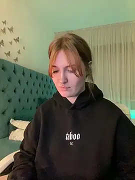  Chlo  e online show from March 3, 2025, 4:32 am