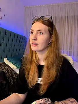  Chlo  e online show from October 11, 2025, 9:27 pm