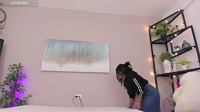 Briana Wells  online show from April 18, 2026, 12:29 pm