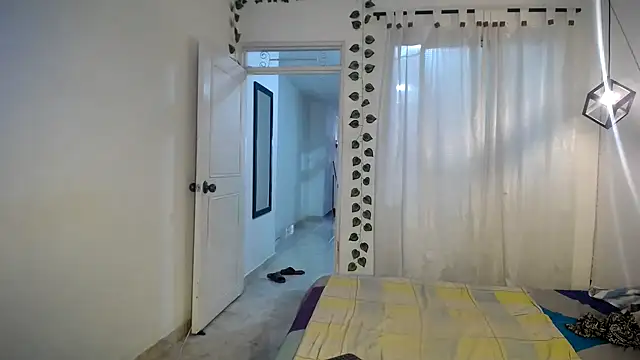 ivonne  hott1 online show from September 19, 2025, 8:02 pm