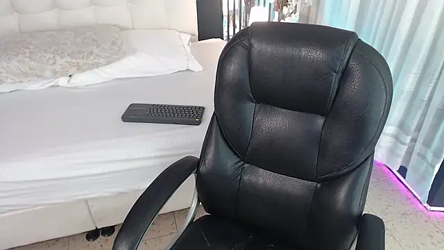 LiaVillalobos online show from March 26, 2026, 1:31 pm