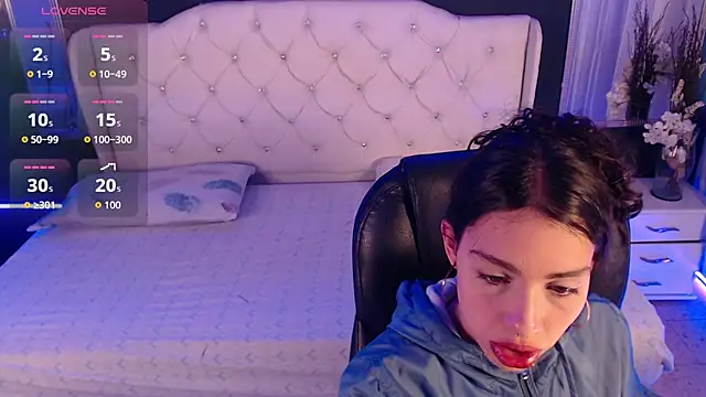 LiaVillalobos online show from October 4, 2025, 12:28 pm