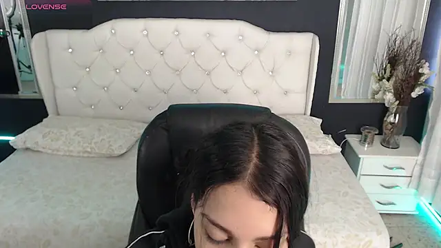 LiaVillalobos online show from September 13, 2025, 1:55 pm